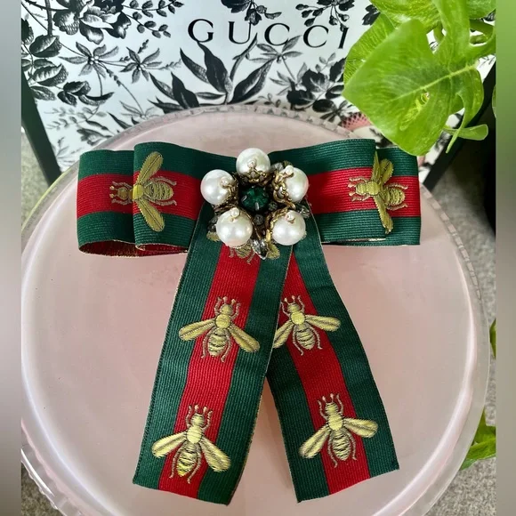 ♥️SOLD♥️NIB GUCCI bee crystal bow brooch - Picture 6 of 7